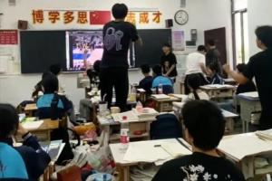 高中生活最后一天?高三学子目睹哈利绝杀 画上完美的句号