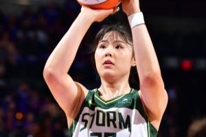 ?放弃亚洲杯留美！美记：李月汝申请交易是国家队主导的